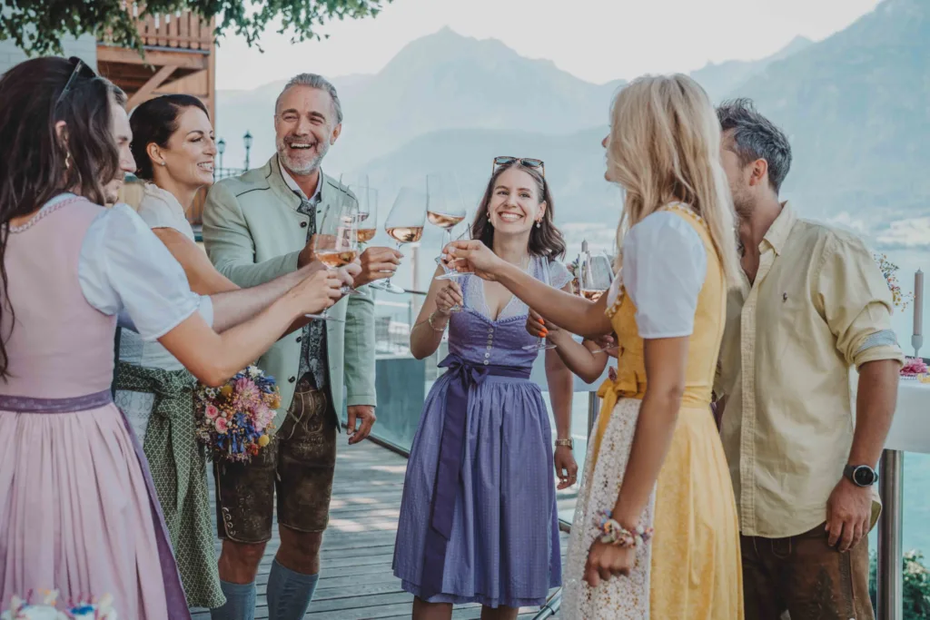 Hochzeitsfeier. Die Gesellschaft stoßt miteinander auf der Eventterrasse bei Paul der Wirt am Wolfgangsee an.