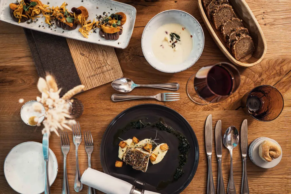 Tisch von oben, schön dekoriert, mit verschiedenen Gerichten