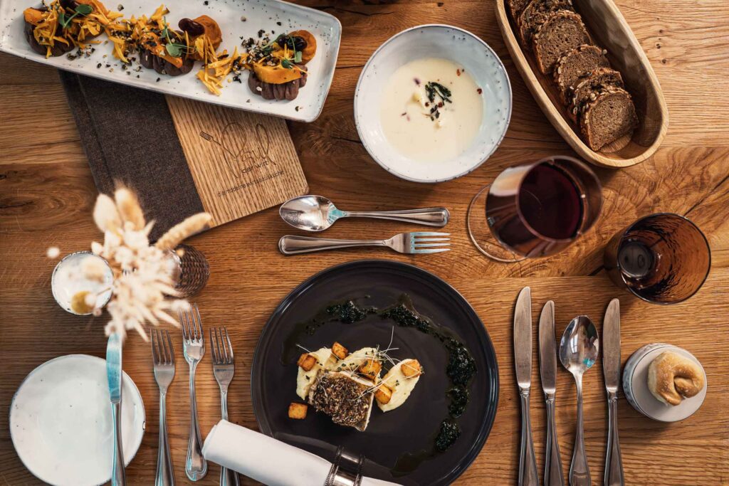 Tisch von oben, schön dekoriert, mit verschiedenen Gerichten