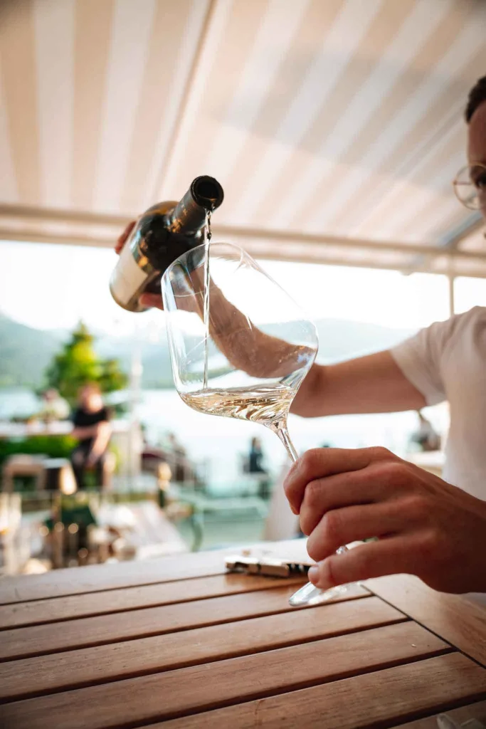 Ein Weinglas wird eingeschenkt.