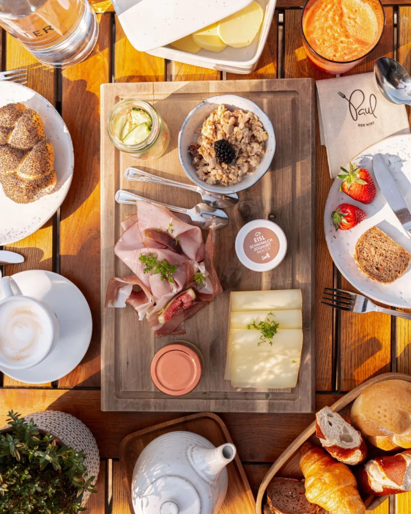 Vielfalt an Frühstücksgerichten und Getränken