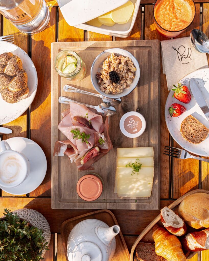 Vielfalt an Frühstücksgerichten und Getränken