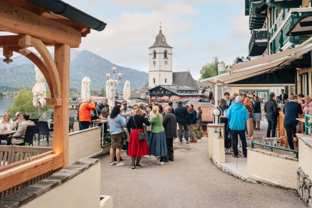 Menschen feiern in malerischer Umgebung.