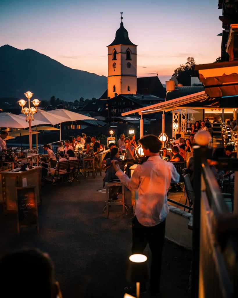 Musiker auf der Terrasse bei Sonnenuntergang